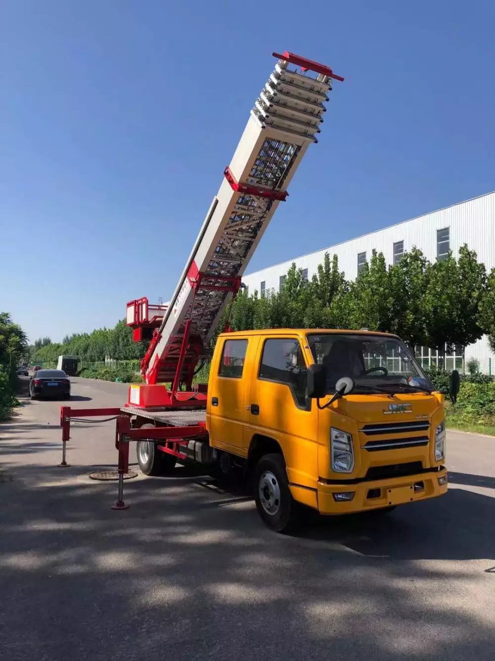 彭泽县附近的云梯车出租服务：轻松解决高空作业需求