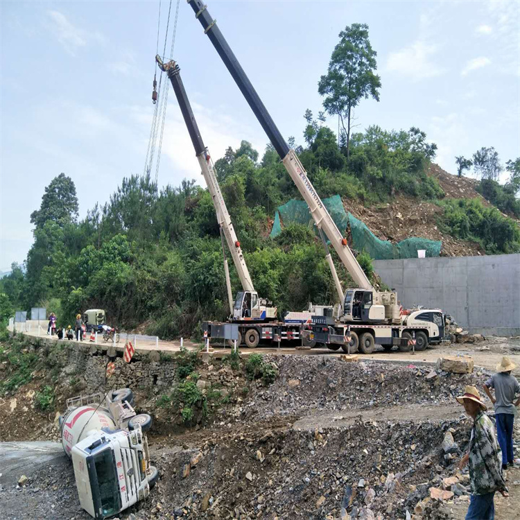 彭泽县汽车掉沟里叫吊车救援要多少钱